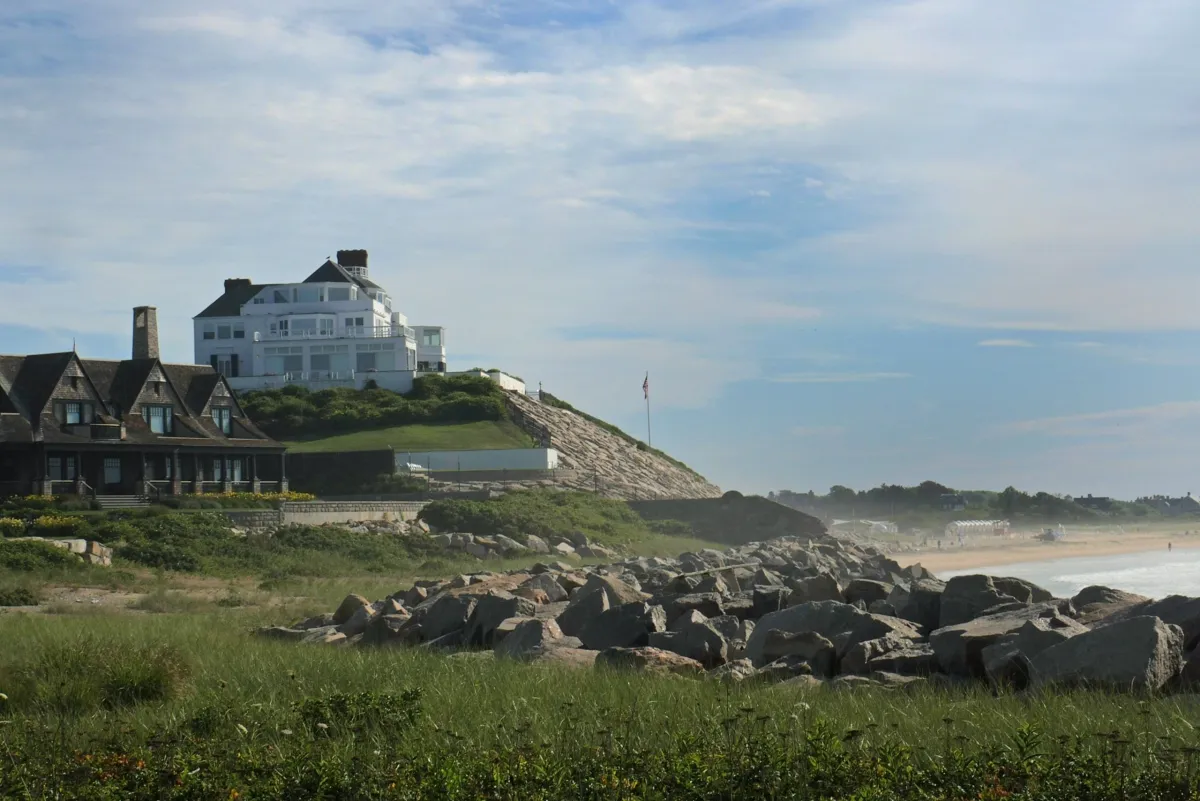 Human Remains Discovered Near Taylor Swift’s Rhode Island Beachfront Mansion Amid Serial Killer Concerns