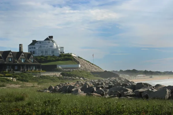 Human Remains Discovered Near Taylor Swift’s Rhode Island Beachfront Mansion Amid Serial Killer Concerns